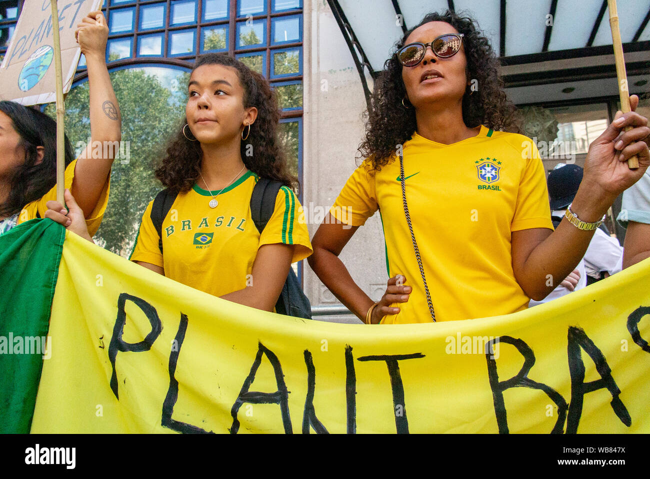 London, England, Großbritannien, 23. August 2019. Brasilianische Mädchen an der Brasilianischen Botschaft an die brennende Regenwälder zu protestieren Stockfoto