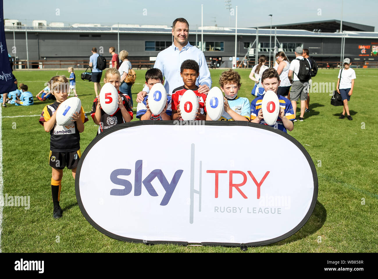 London, Großbritannien. 24 Aug, 2019. RFL Legende Adrian Morley feiert den 150.000 Teilnehmer im Himmel Versuchen RL Festival während der efl Sky Bet Championship Match zwischen Millwall und Sheffield Mittwoch an der Höhle, London, England am 17. August 2019. Foto von Ken Funken. Nur die redaktionelle Nutzung, eine Lizenz für die gewerbliche Nutzung erforderlich. Keine Verwendung in Wetten, Spiele oder einer einzelnen Verein/Liga/player Publikationen. Credit: UK Sport Pics Ltd/Alamy leben Nachrichten Stockfoto