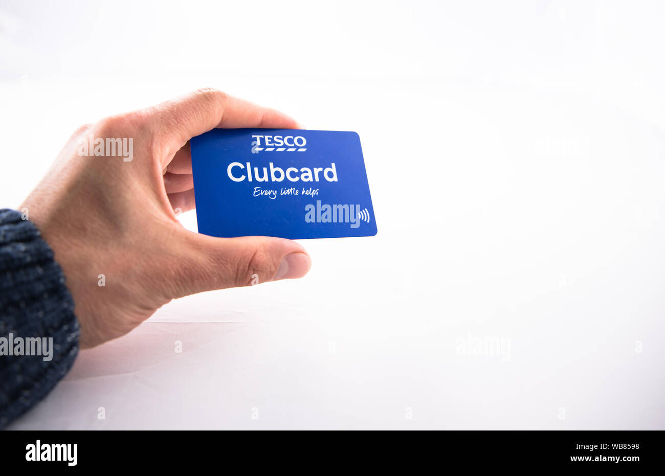 Alloa, Schottland - 15. August 2019: eine Hand Tesco Clubcard Stockfoto