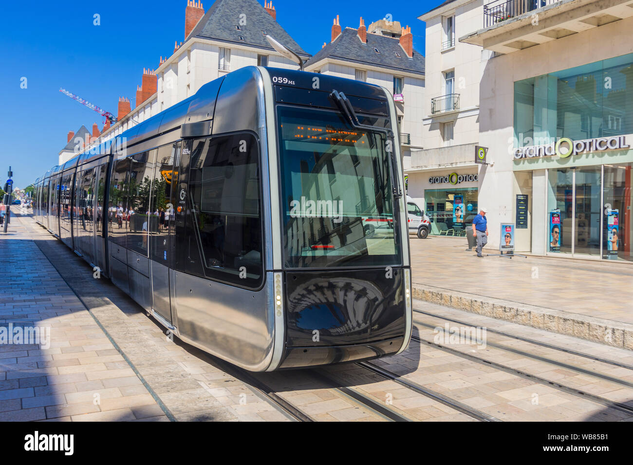 "Fil Bleu' öffentliche Straßenbahn betrieben durch Keolis im Zentrum von Tours, Indre-et-Loire, Frankreich. Stockfoto