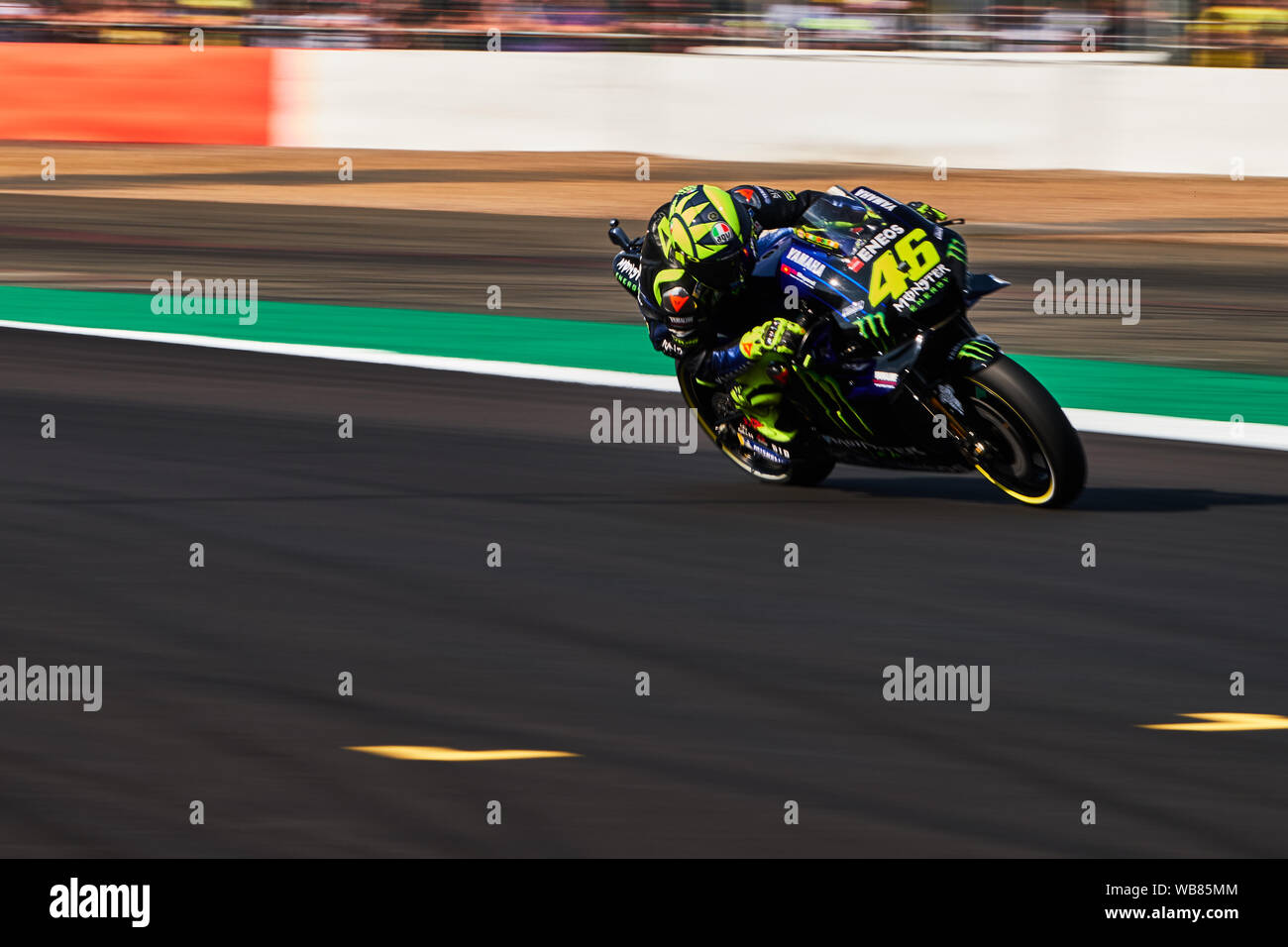 Towcester, Northamptonshire, Großbritannien. 25 Aug, 2019. Valentino Rossi (ITA) und Monster Energy Yamaha MotoGP während der 2019 GoPro Britischen Grand Prix Moto GP in Silverstone Circuit. Credit: Gergo Toth/Alamy leben Nachrichten Stockfoto