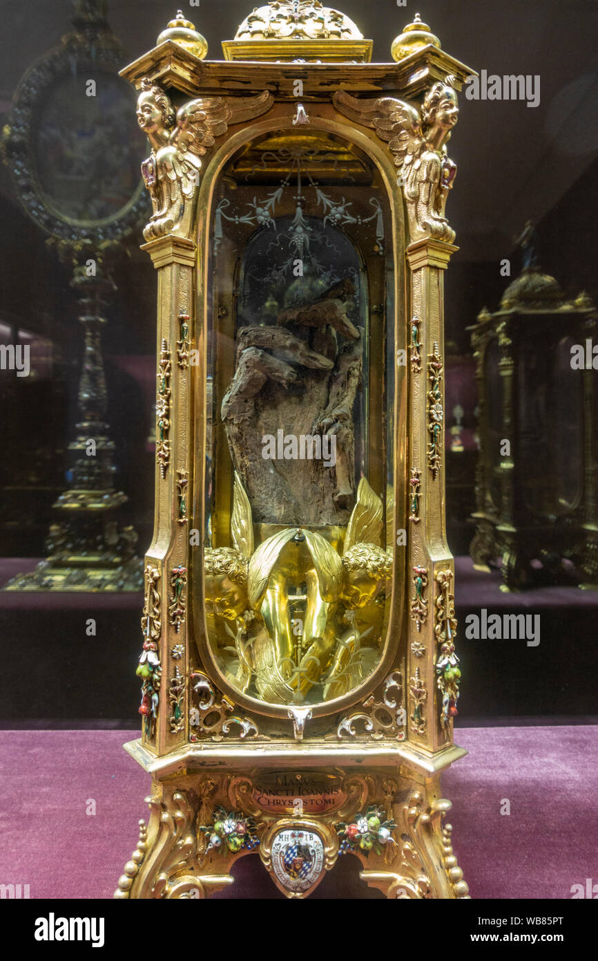 Eine Reliquie, die eine menschliche Hand in der reliquiare Zimmer in der Residenz München, München, Bayern, Deutschland. Stockfoto