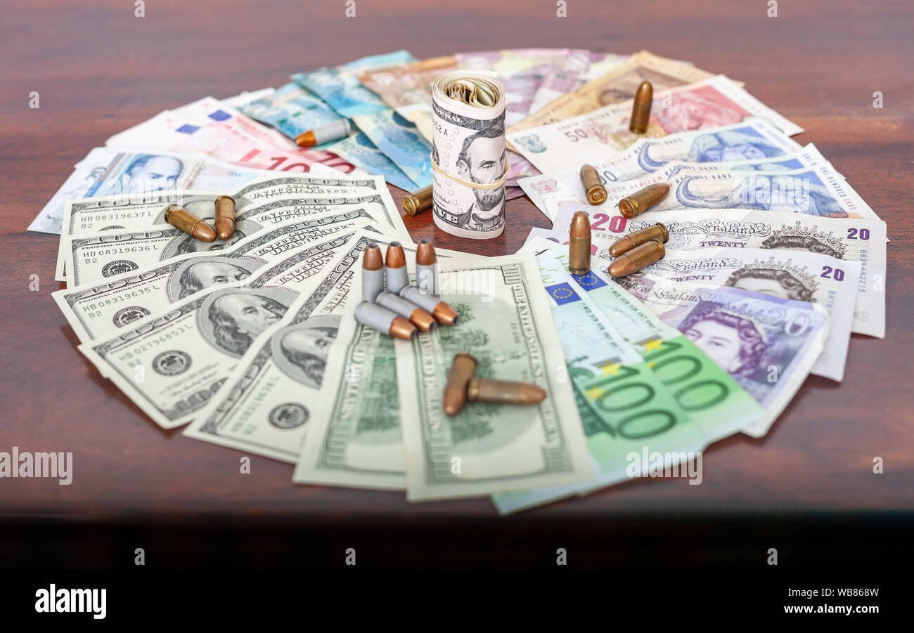 Schmutziges Geld zusammen mit Kugeln kriminelle Aktivitäten, Pfund, Dollar, Euro, Pula, Rand Stockfoto