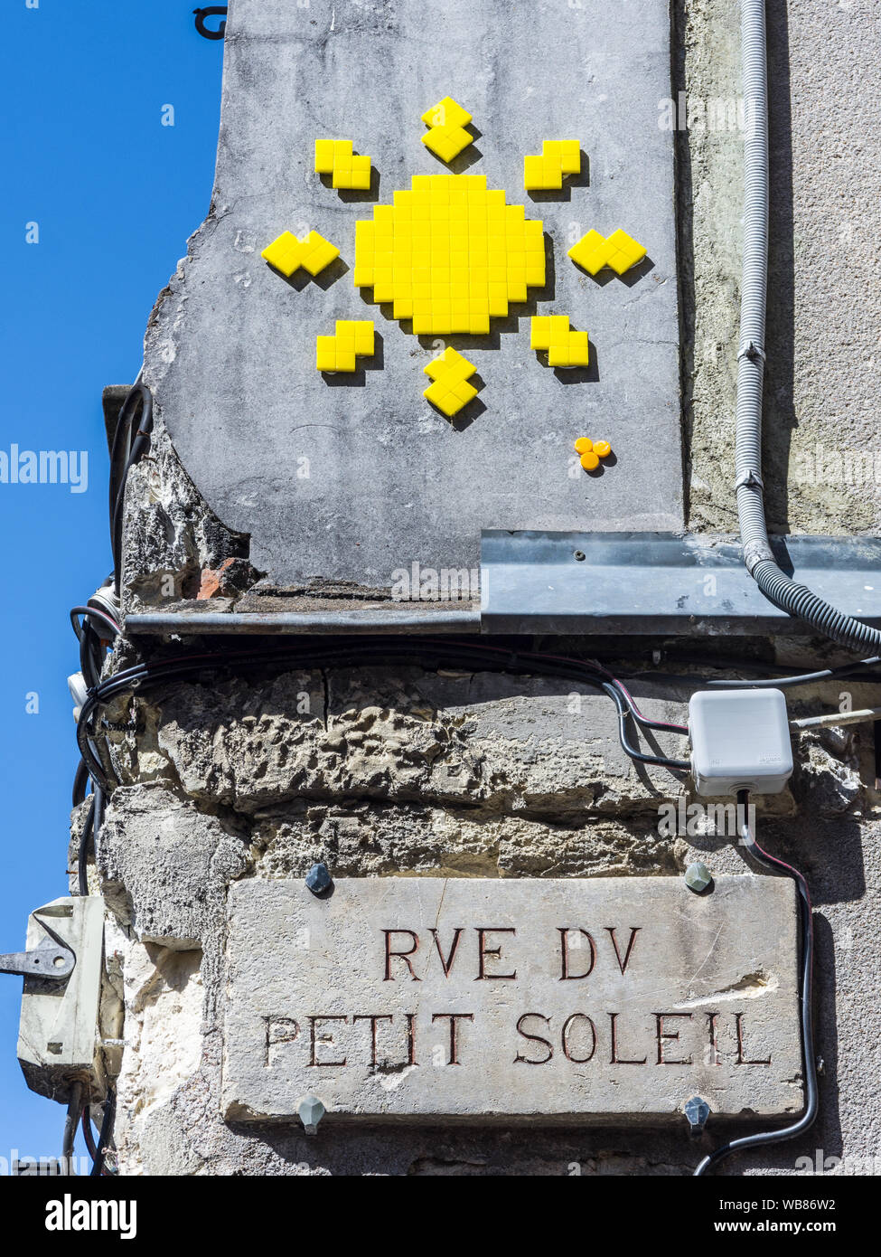 Mosaik vom Künstler "Invader" auf der Rue du Petit Soleil, Tours, Indre-et-Loire, Frankreich. Stockfoto