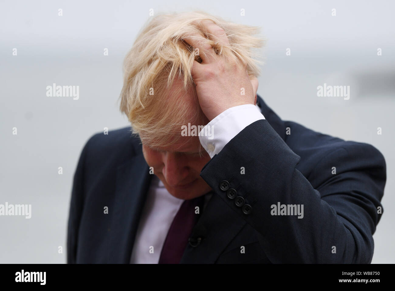 Premierminister Boris Johnson, bevor er in einem TV-Interview vor der bilateralen Sitzungen beteiligt sich im Rahmen der G7-Gipfel in Biarritz, Frankreich. Stockfoto