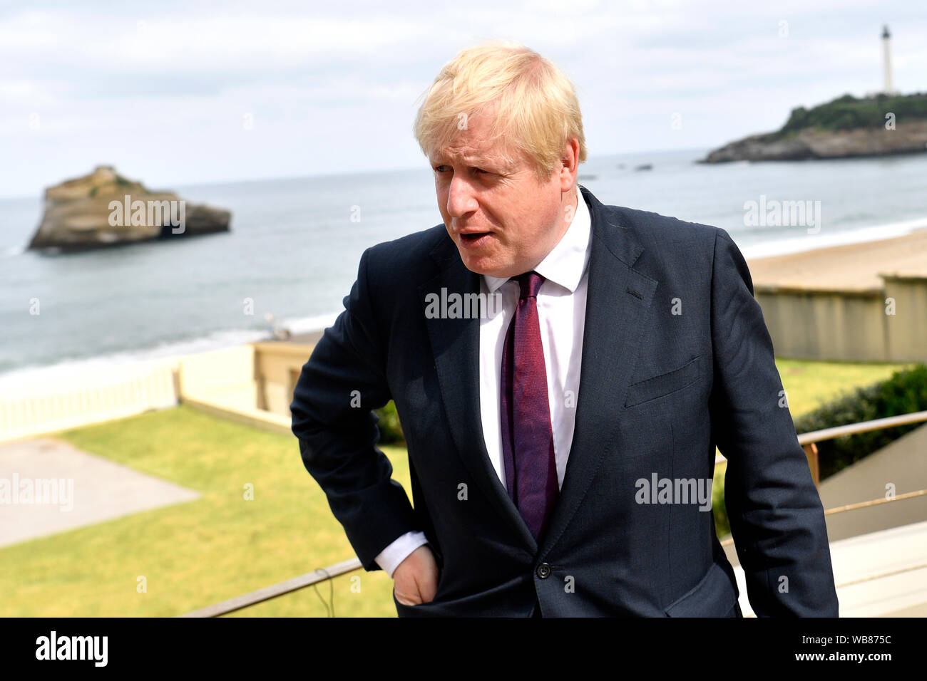 Premierminister Boris Johnson nimmt in einem TV-Interview vor der bilateralen Treffen im Rahmen der G7-Gipfel in Biarritz, Frankreich. Stockfoto