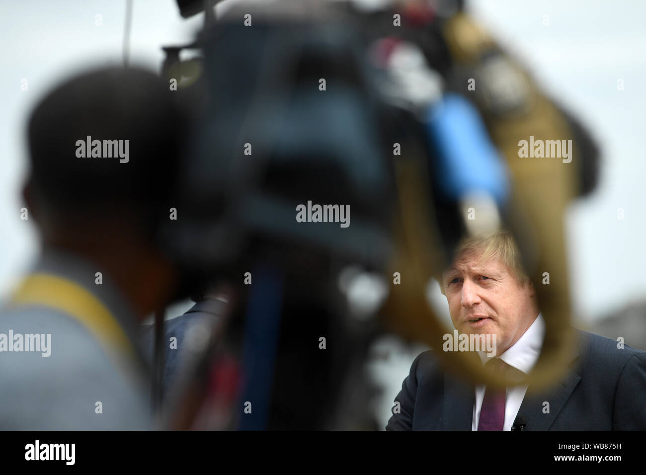 Premierminister Boris Johnson nimmt in einem TV-Interview vor der bilateralen Treffen im Rahmen der G7-Gipfel in Biarritz, Frankreich. Stockfoto