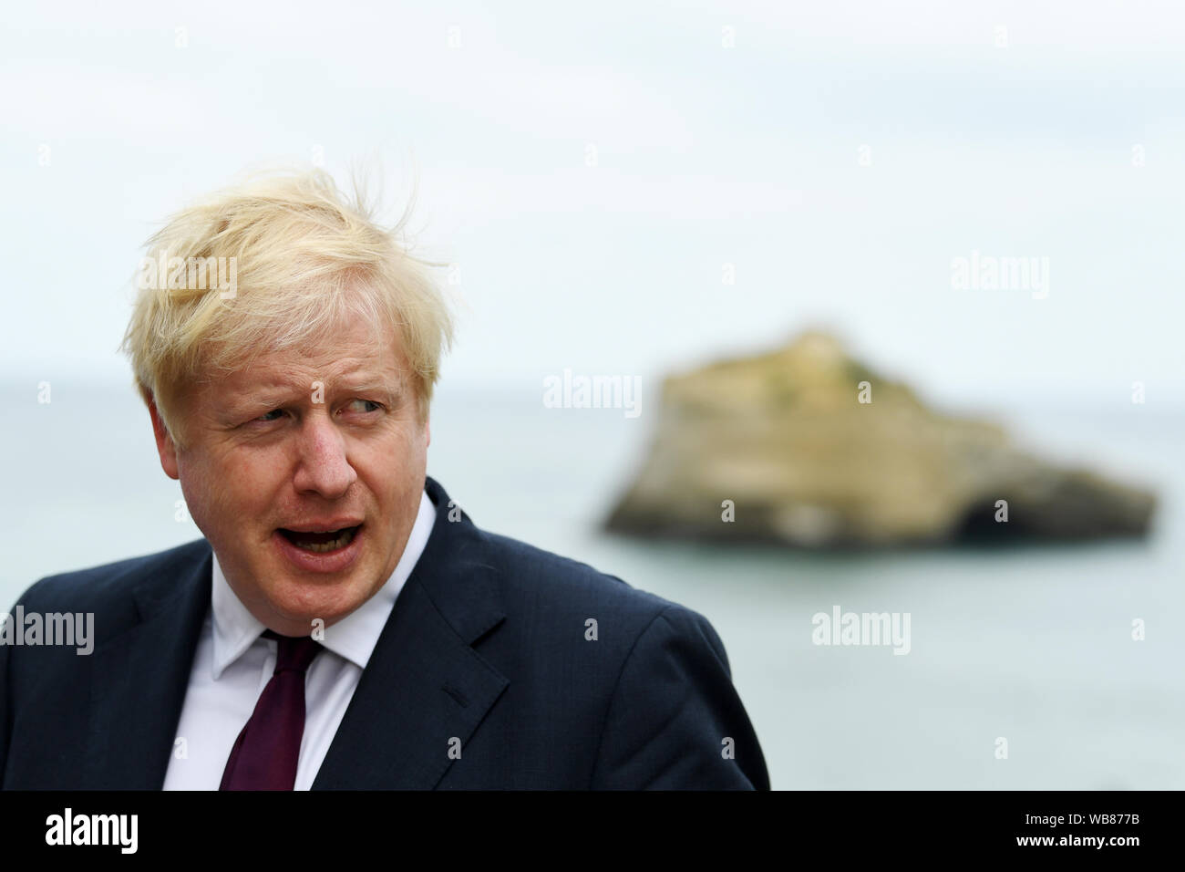 Premierminister Boris Johnson nimmt in einem TV-Interview vor der bilateralen Treffen im Rahmen der G7-Gipfel in Biarritz, Frankreich. Stockfoto