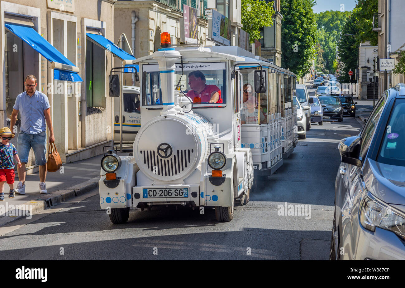 'Le Petit Train "road-train touristische Attraktion im Zentrum von Tours, Indre-et-Loire, Frankreich. Stockfoto