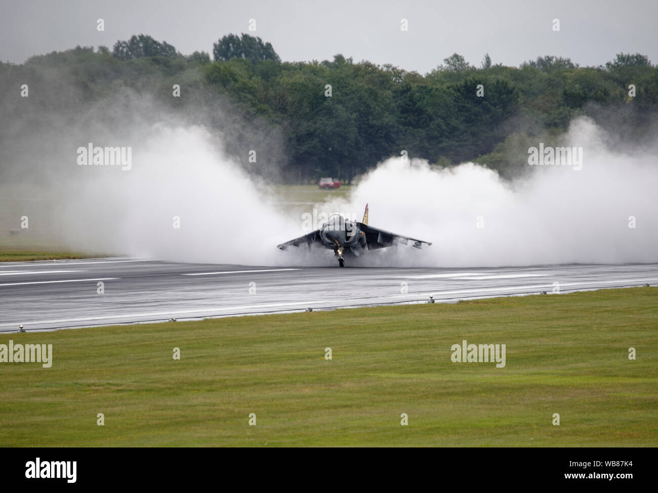 McDonnell Douglas AV-8B Harrier II Jump Jet der spanischen Marine macht eine beeindruckende steamy Landung auf einem sehr nassen Landebahn am RIAT Stockfoto