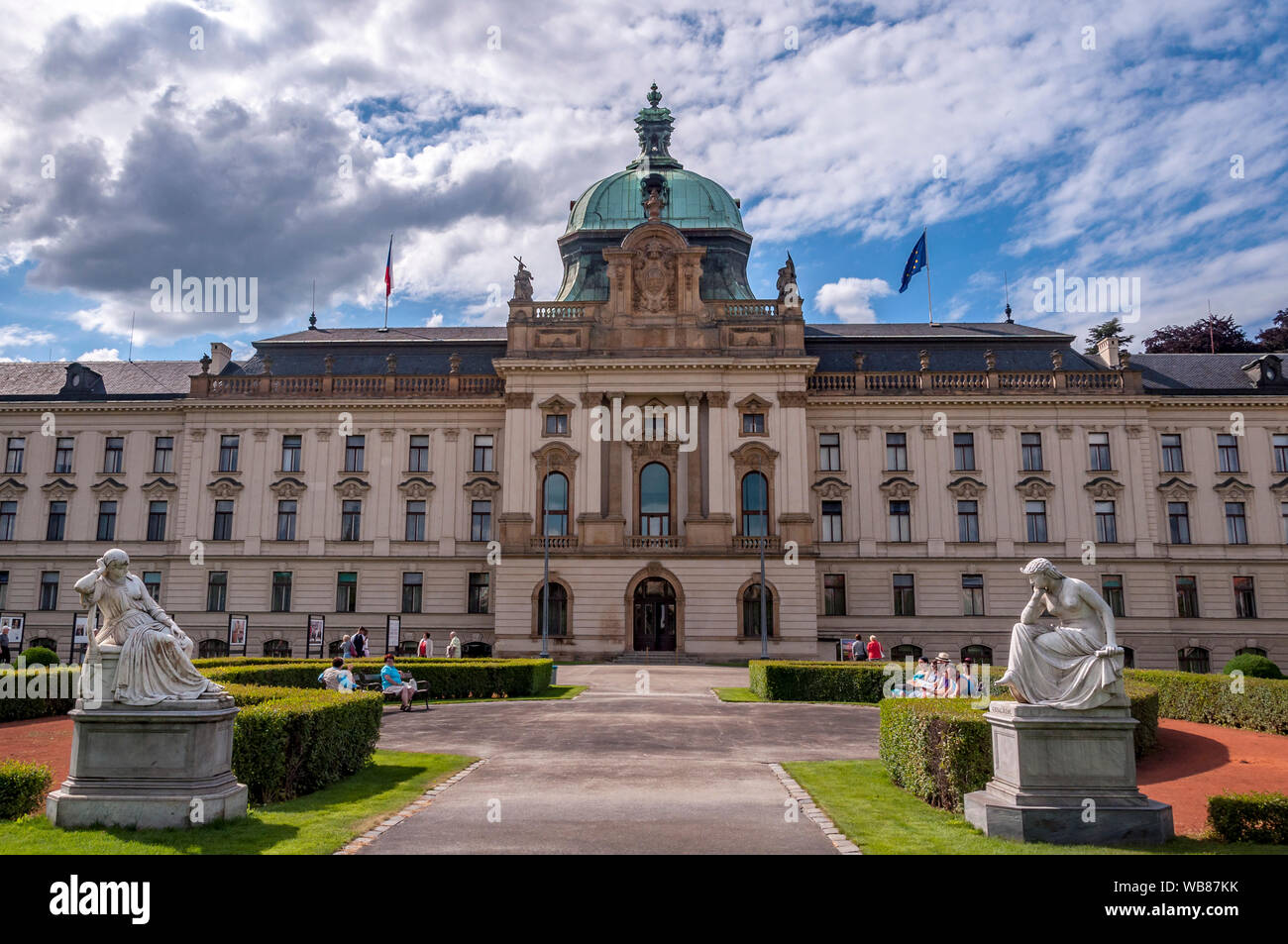 Straka Akademie (Strakova Akademie), neo-barocken Gebäude am linken Ufer der Moldau und der Sitz der tschechischen Regierung. Prag, Tschechische Repu Stockfoto