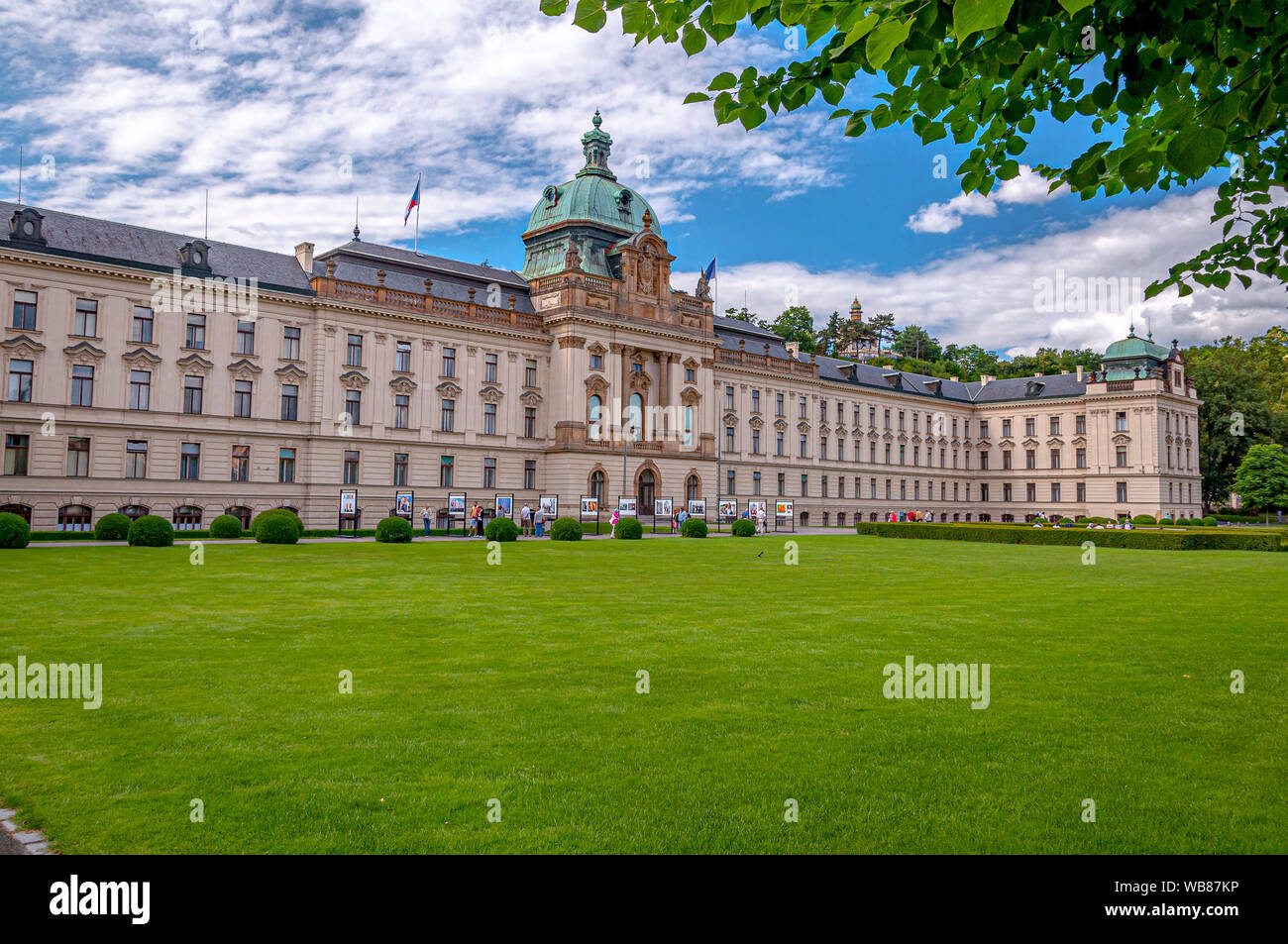 Straka Akademie (Strakova Akademie), neo-barocken Gebäude am linken Ufer der Moldau und der Sitz der tschechischen Regierung. Prag, Tschechische Repu Stockfoto