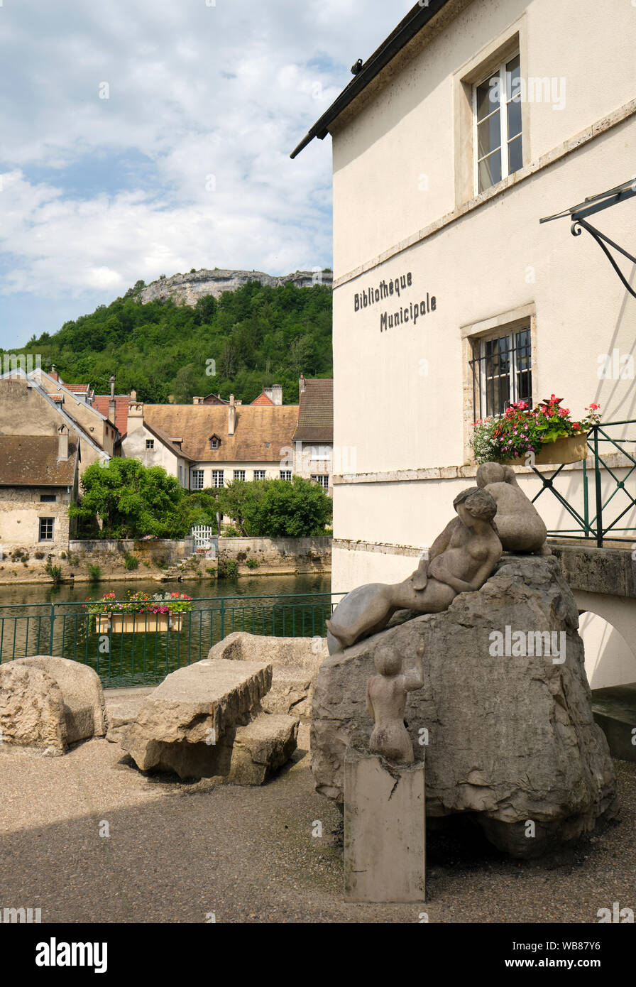 Ornans Bibliothek Gebäude und Skulpturen im Département, Bourgogne-Franche-Comté Region im Osten Frankreichs. Stockfoto
