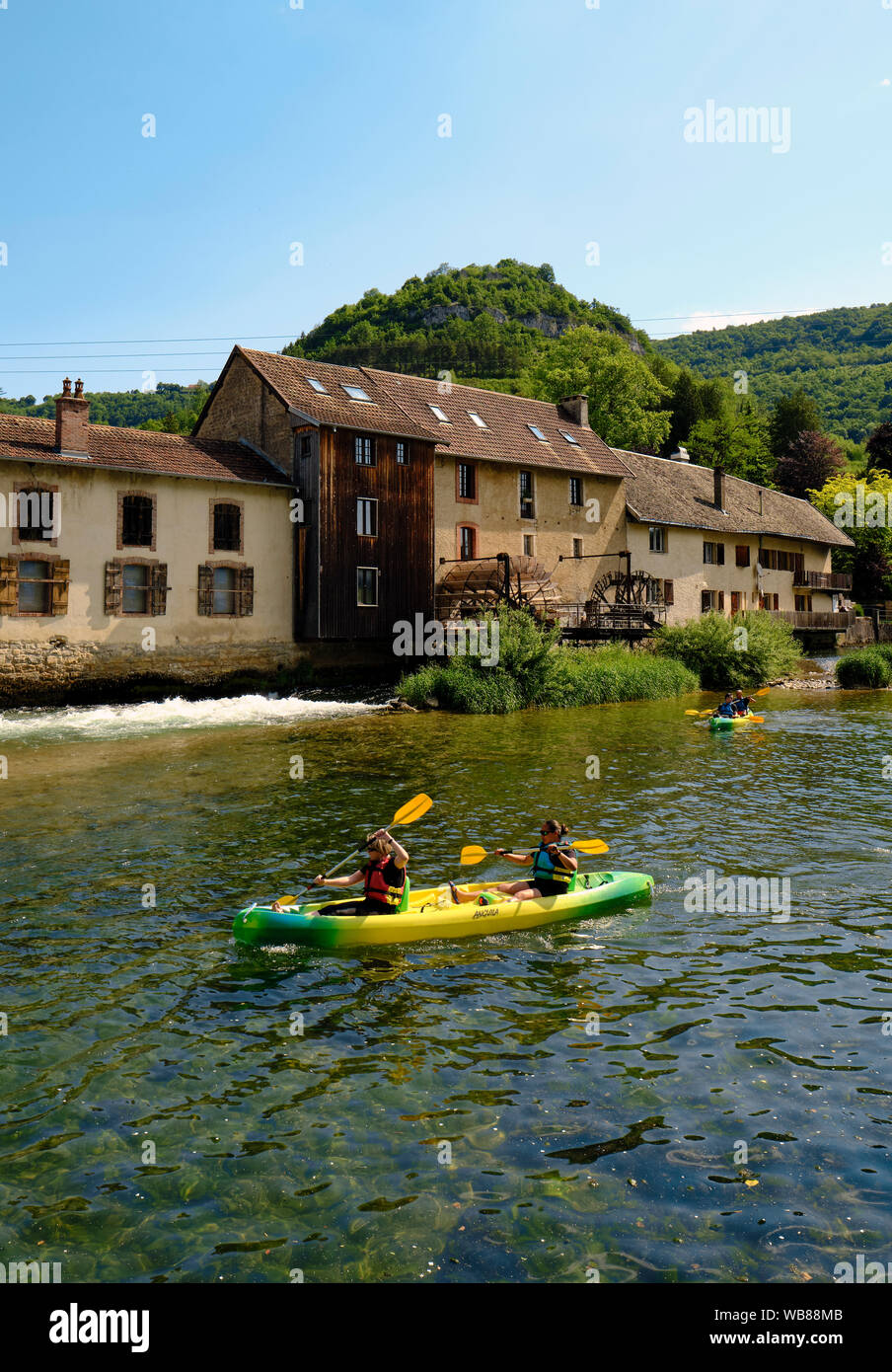 Vuillafans und der Loue mit einer Wassermühle und Kanu Kajakfahrer in den Doubs in der Bourgogne-Franche-Comté Region im Osten Frankreichs. Stockfoto