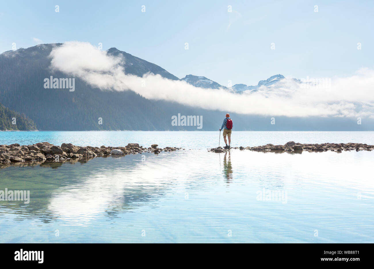 Wanderung zum türkisblauen Wasser der malerischen Garibaldi Lake in der Nähe von Whistler, BC, Kanada. Sehr beliebte Wanderung Ziel in British Columbia. Stockfoto