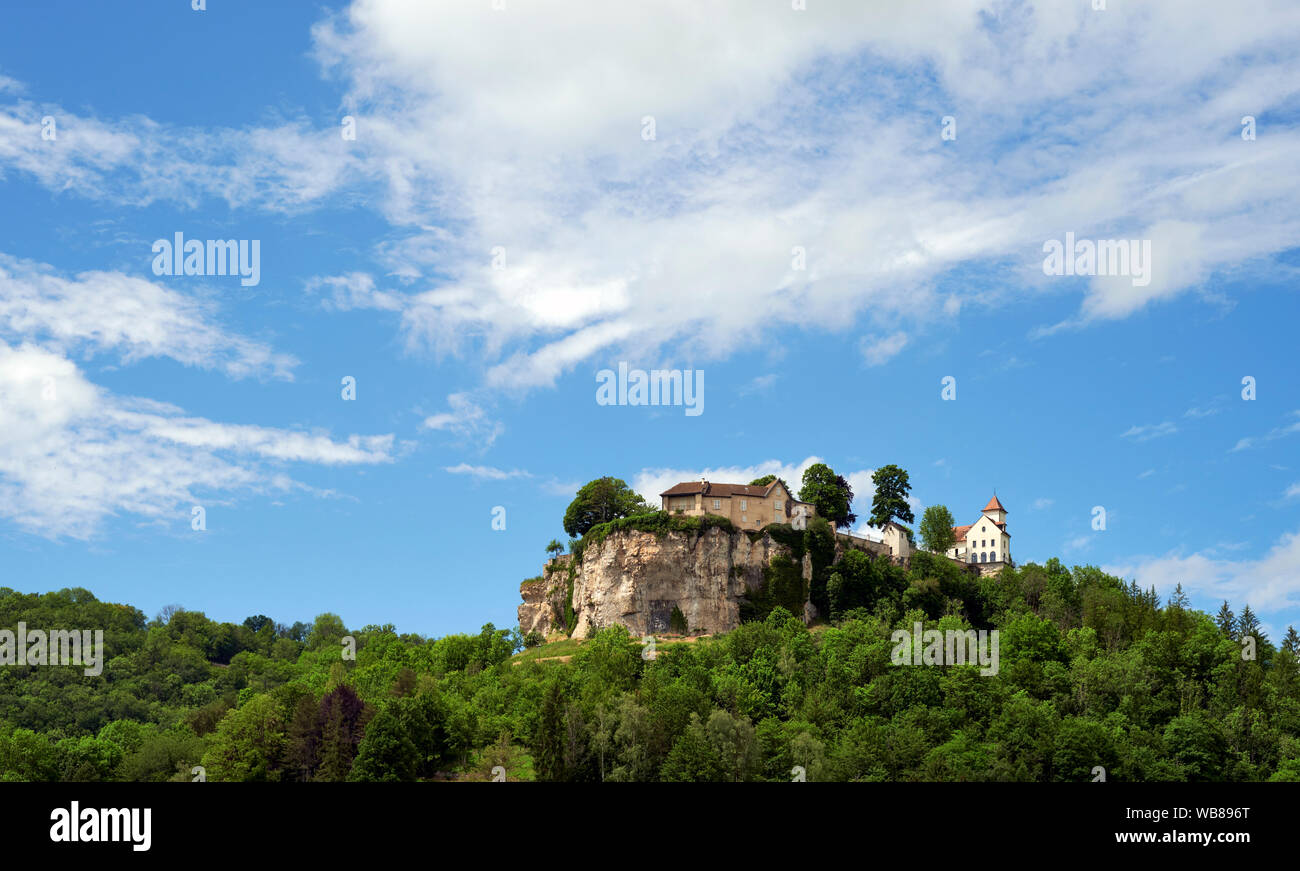 Le Chateau d'Ornans einer ehemaligen Festung und St. George's Kapelle im Tal der Loue Doubs Abteilung Franche-Compte Frankreich EU Stockfoto