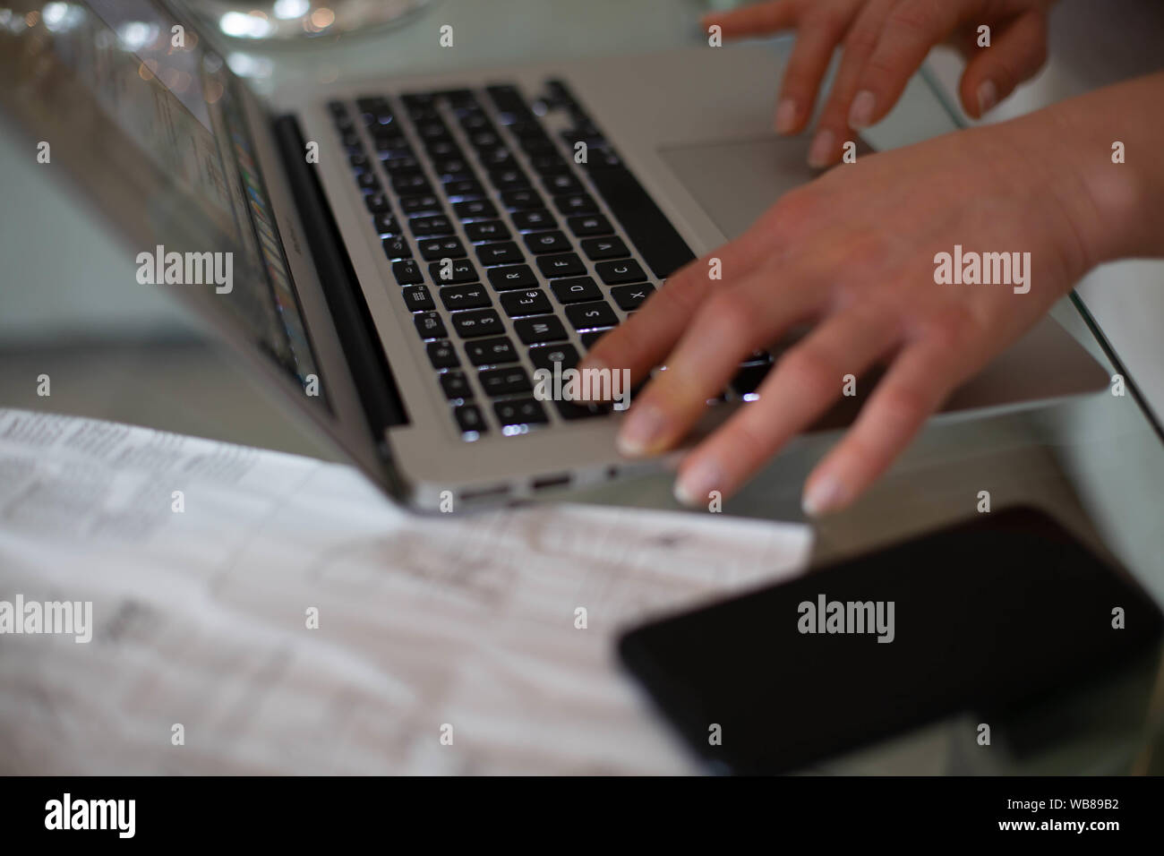 Laptop, Computer, Desktop-PC, der menschlichen Hand, Büro Soft Focus Bild Stockfoto