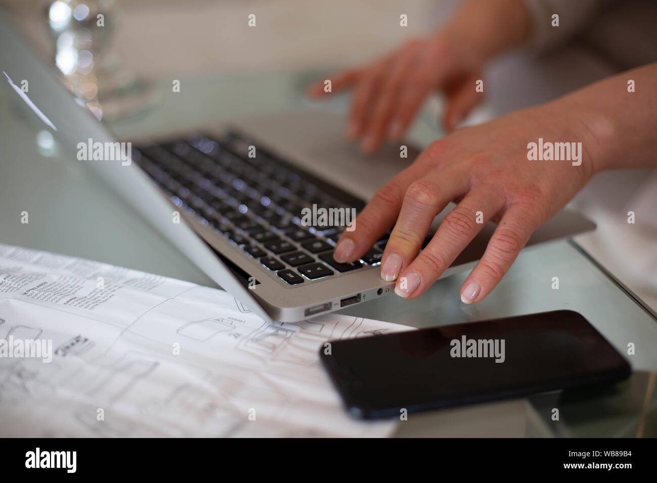 Laptop, Computer, Desktop-PC, der menschlichen Hand, Büro Soft Focus Bild Stockfoto
