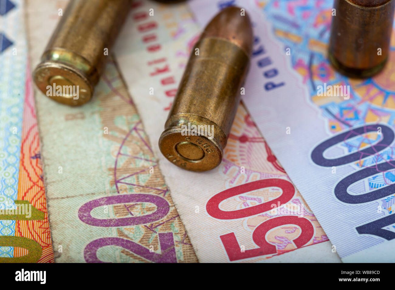 Dirty afrikanischen Geld zusammen mit Kugeln kriminelle Aktivitäten, Pula, Rand Stockfoto