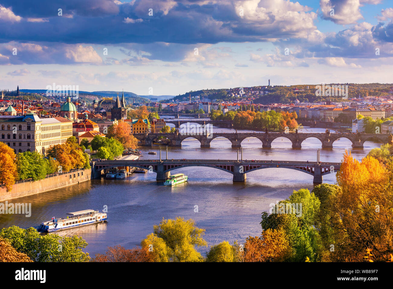 Herbst Blick auf die Karlsbrücke über die Moldau in Prag, Tschechische Republik. Herbst Blick auf die Karlsbrücke, die Prager Altstadt und die Moldau von beliebten Stockfoto