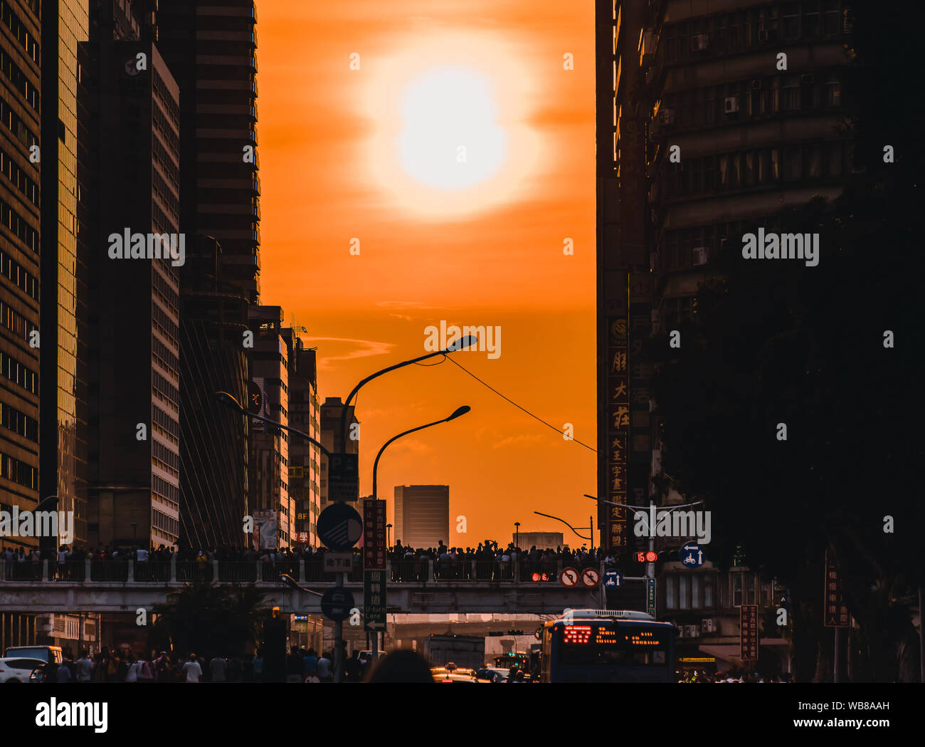 Taipei, Taiwan, 11. August 2019: Sonnenuntergang entlang der Länge der Taipei in Taipei Stadt bekannt als taipeihenge Stockfoto