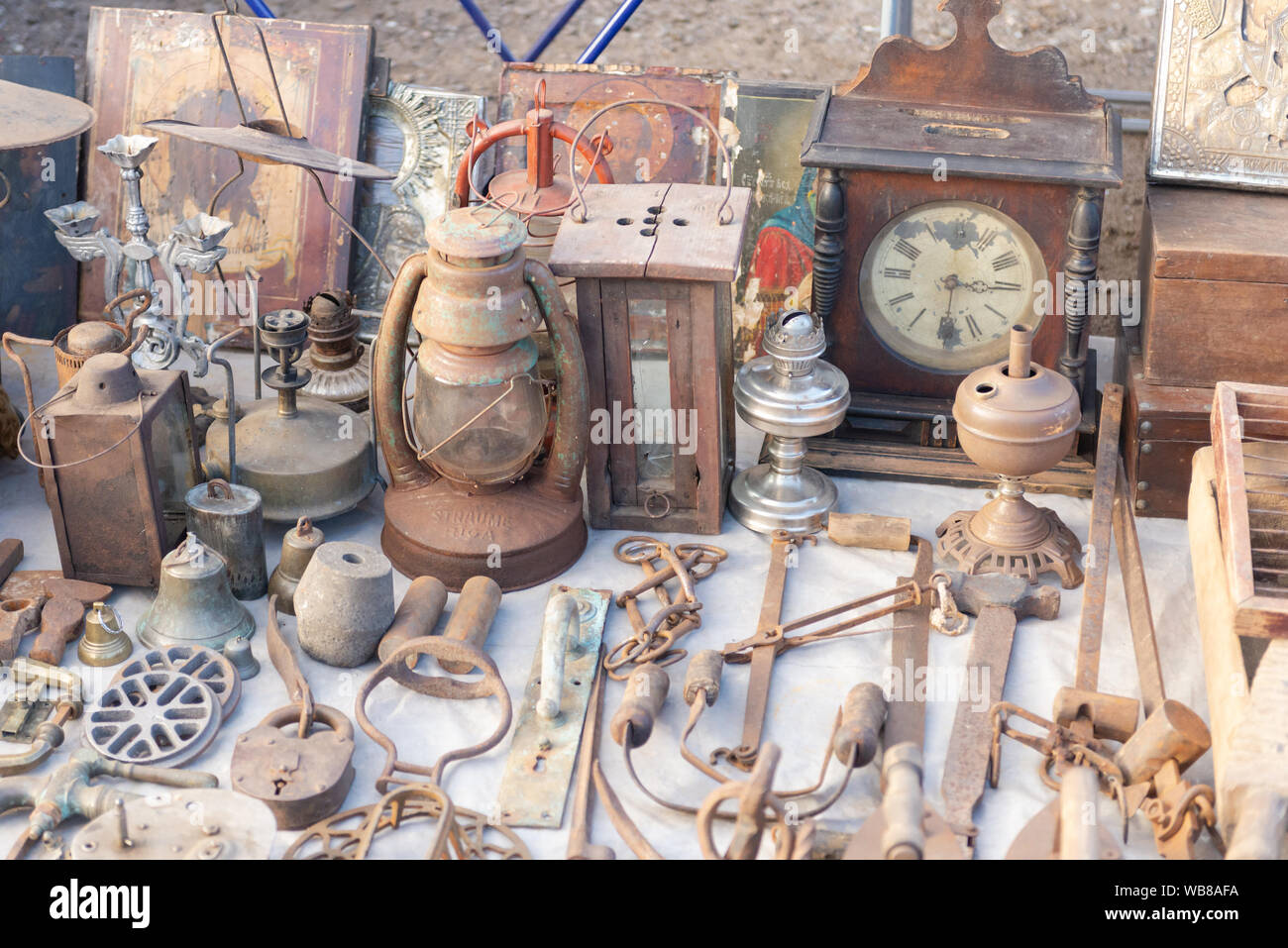 Flohmarkt. Verkauf von alten Sachen. Anfänger Antiquitätenhändler. Stockfoto