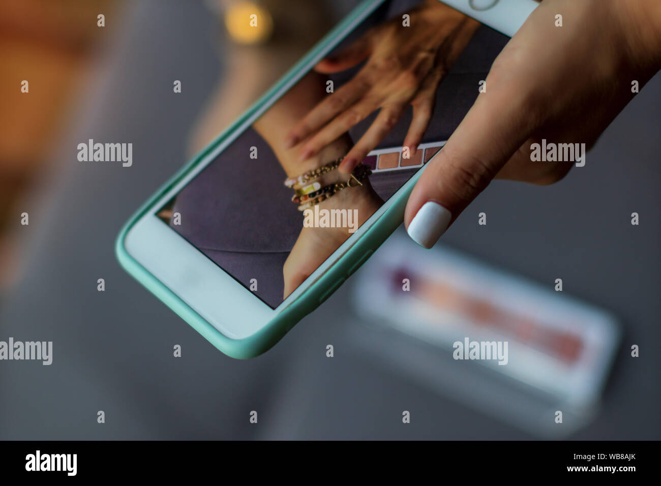 Schönheit vlogger Streaming mit Smartphone Übersicht kosmetische Produkte live Stockfoto