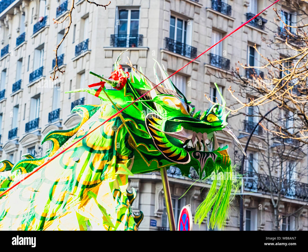 PARIS, Frankreich, 17. Februar 2019. Letzten Tag der Chinese New Year celebration Festival in der Straße. Tanz der bunten grünen Drachen in der Straße duri Stockfoto