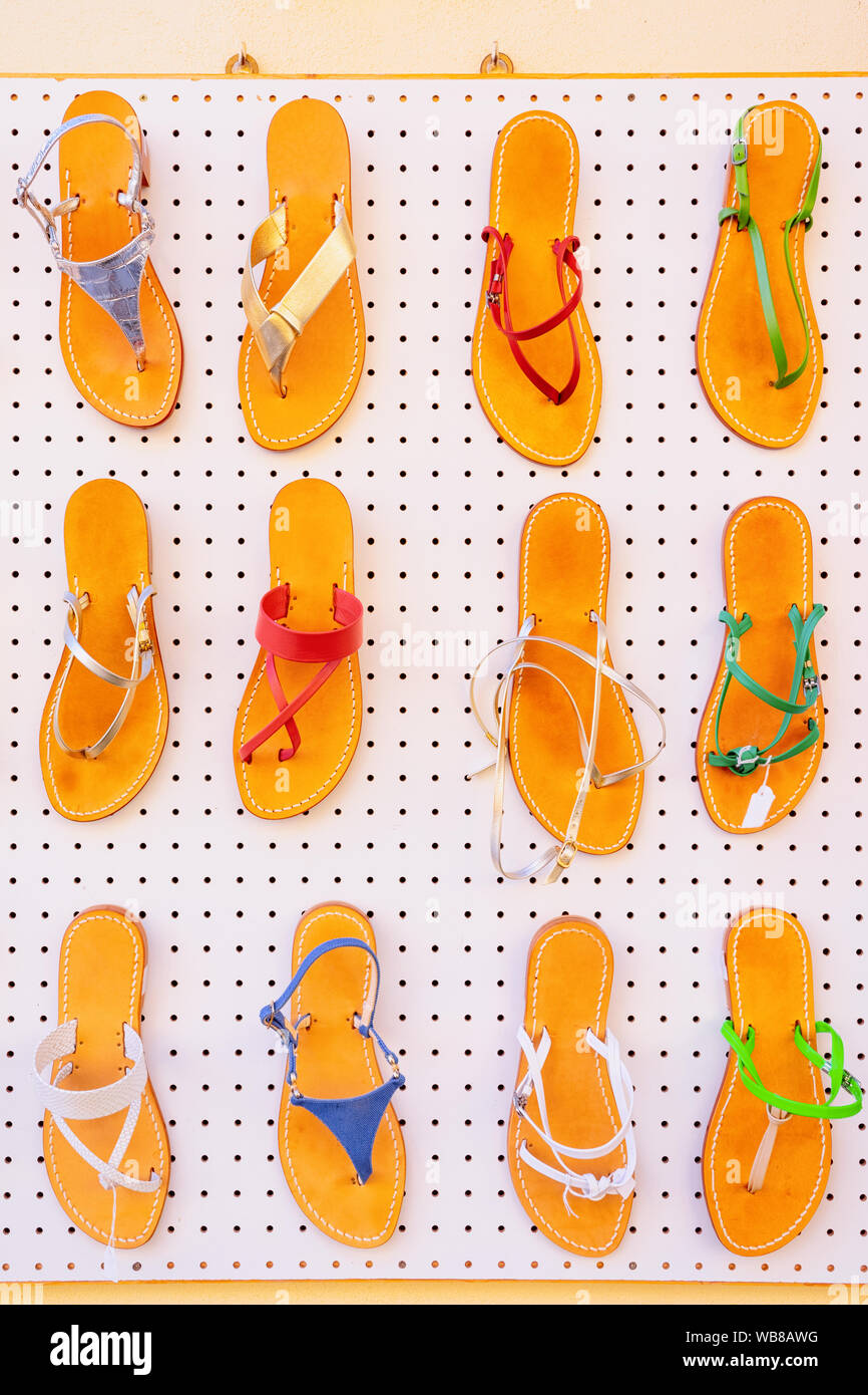Traditionelle vietnamesische Havaianas flip flops Schuhe auf Darstellung  bei Street Market in Olbia auf Sardinien in Italien. Handgemachte Sandalen  Souvenirs Stockfotografie - Alamy