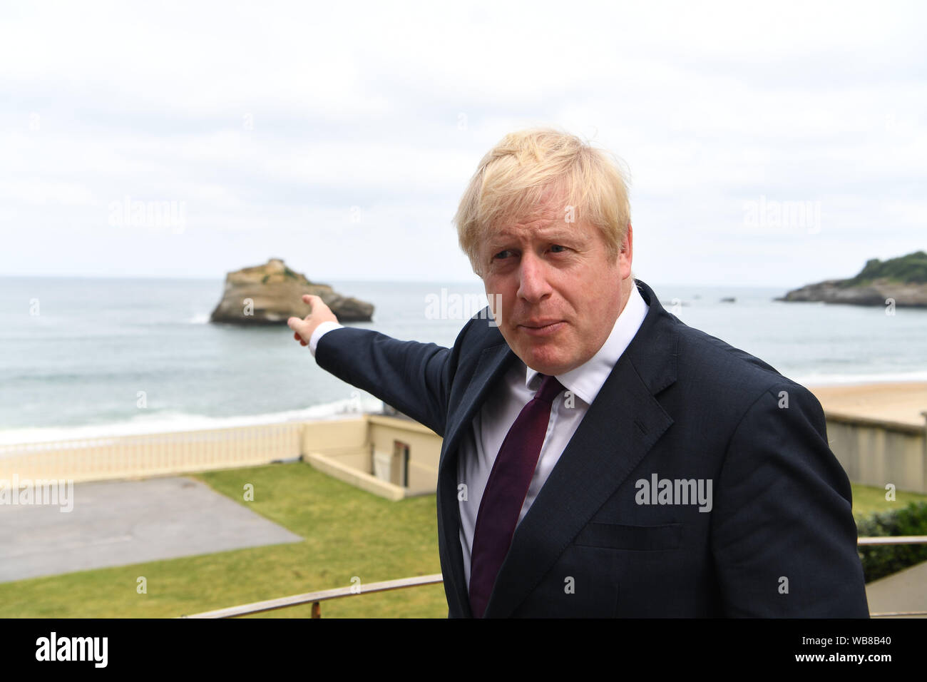 Premierminister Boris Johnson nimmt in einem TV-Interview vor der bilateralen Treffen im Rahmen der G7-Gipfel in Biarritz, Frankreich. Stockfoto