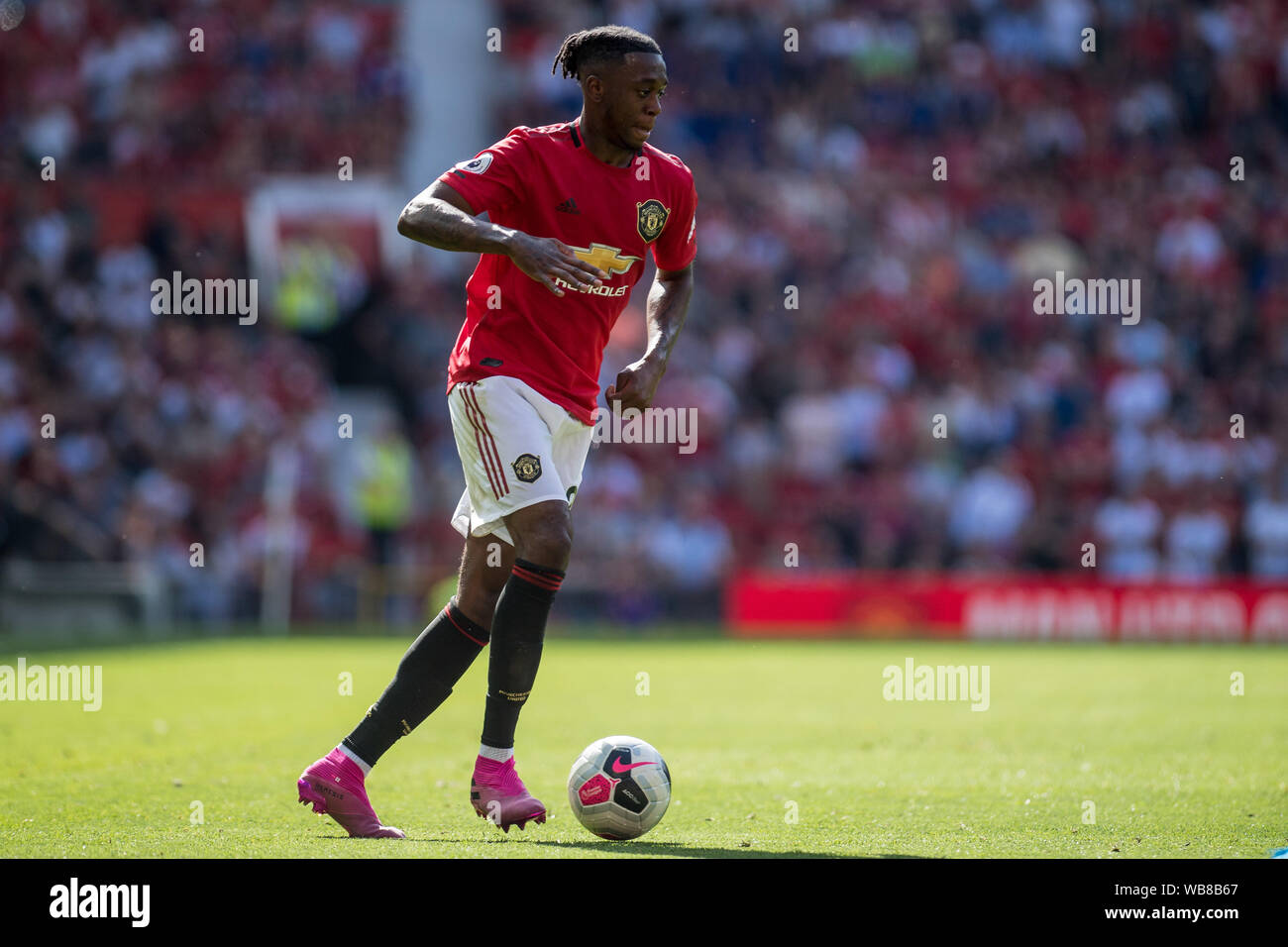 MANCHESTER, England - 24. August: Aaron Wan-Bissaka von Manchester United controls Kugel während der Premier League Spiel zwischen Manchester United und Crystal Palace im Old Trafford am 24. August 2019 in Manchester, Vereinigtes Königreich. (Foto von Sebastian Frej/MB Medien) Stockfoto