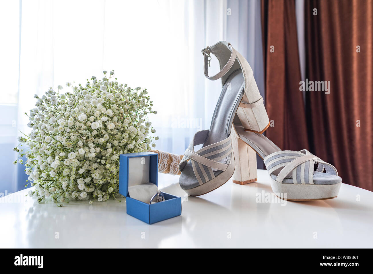 Bräute Hochzeit Schuhe mit einem Blumenstrauß und Ring Stockfoto