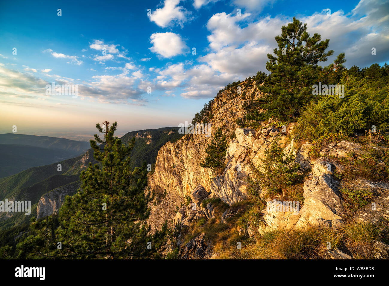 Sommer Sonnenuntergang von der "Roten Wand" finden in Rhodopen Gebirge, Bulgarien Stockfoto
