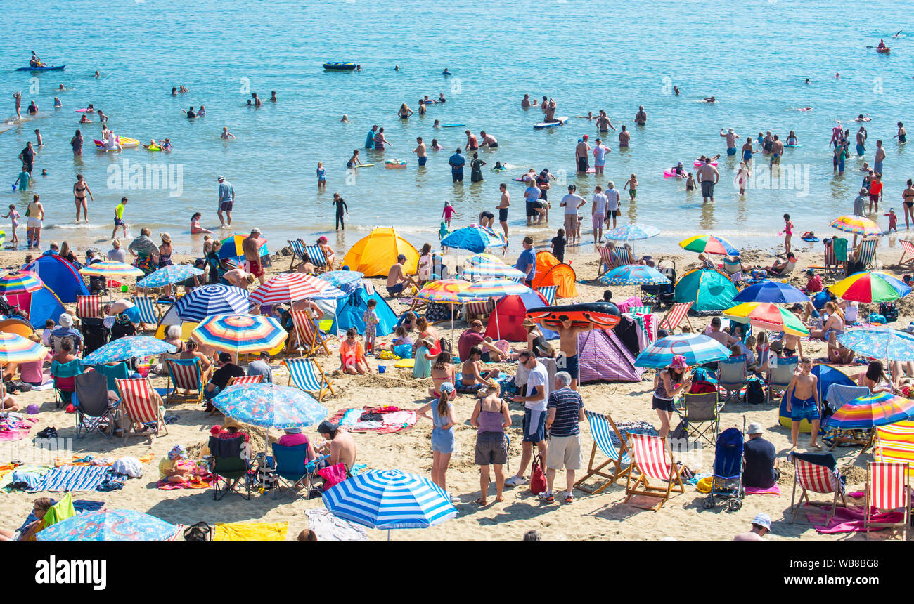 Lyme Regis, Dorset, Großbritannien. 25 Aug, 2019. UK Wetter: unglaublich warmen Sonnenschein und swelterig Wärme, wenn die Temperaturen weiter ansteigen auf Feiertag Sonntag. Massen von Urlaubern und Sonnenanbetern Pack der Strand im Badeort von Lyme Regis. Credit: Celia McMahon/Alamy leben Nachrichten Stockfoto