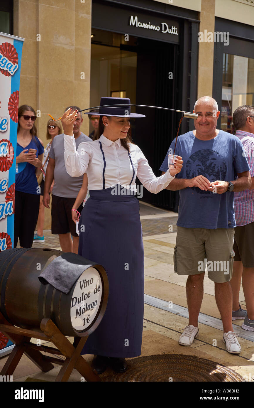 Frau mit typischer süßer Wein aus Málaga. Stadtzentrum Messe von Málaga 2019. Spanien. Stockfoto