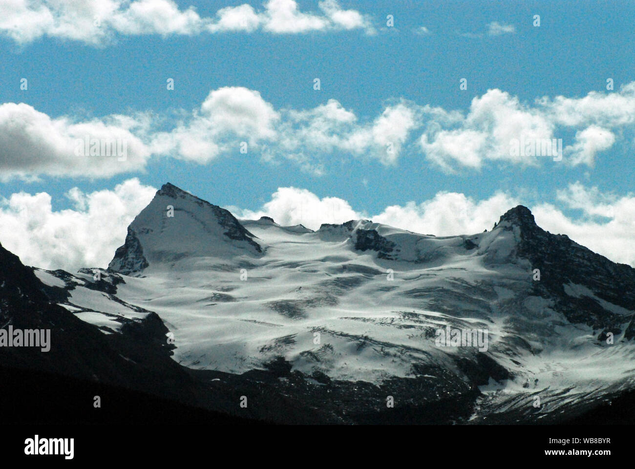 Panoramablick auf die Landschaft des schönen schneebedeckten Gipfeln im Jasper Nationalpark Stockfoto