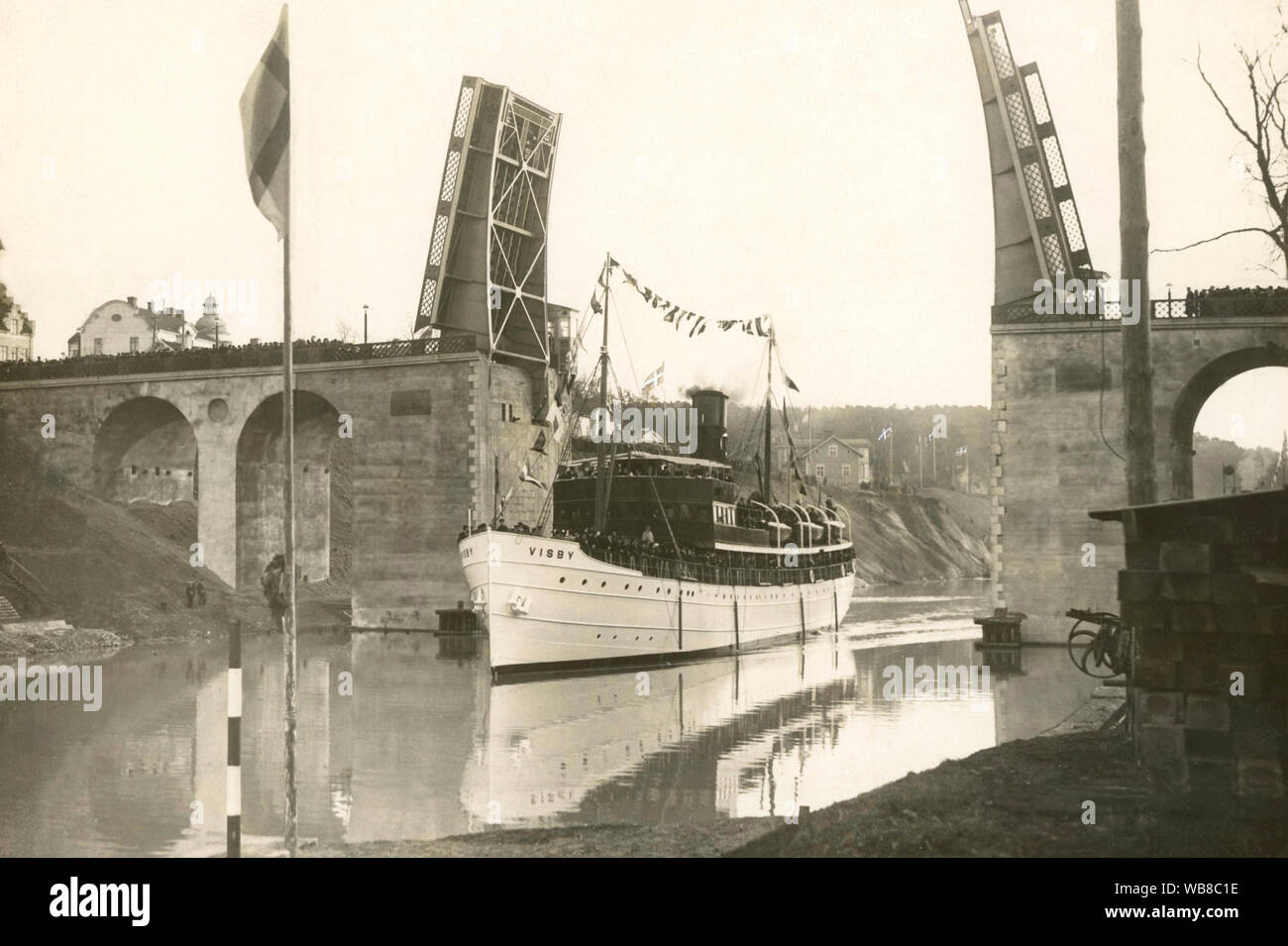 Erstes Schiff unter der neuen Brücke. Der Dampfgarer Visby nur unter der neu gebauten Kanal und hat die Brücke in Södertälje am 17. November 1924 während der Einweihung weitergegeben. An Bord sind seine Königliche Hoheit König Gustaf V, sein Sohn Prinz Wilhelm, Prinz Euguen und die Prinzessinnen Ingeborg und Martha. Stockfoto