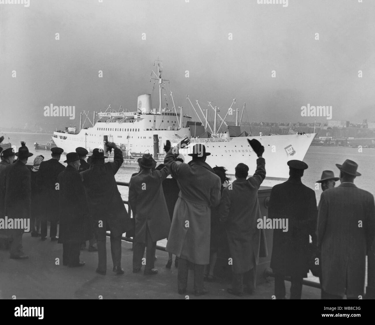 Passagier Schiff auf Jungfernfahrt. M/S Stockholm kommt im Hafen von New York am 1. März 1948 von Göteborg. Leute stehen und winken von Kai. Stockfoto