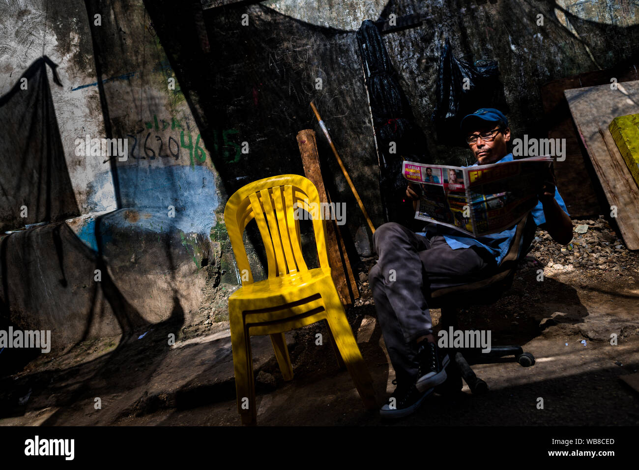 Afro markt anbieter liest die Zeitung auf dem Markt der Bazurto in Cartagena, Kolumbien. Stockfoto