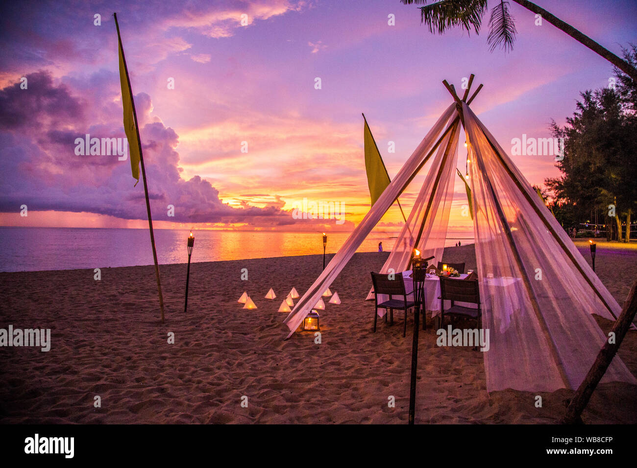 Khao Lak Beach Resort Blick bei Sonnenuntergang, in Thailand. Stockfoto