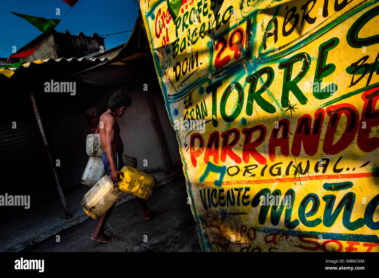 Eine afrokolumbianischen Wasser Spaziergänge rund um die Wand, mit Champeta Musik Propaganda bedeckt, auf dem Markt der Bazurto in Cartagena, Kolumbien. Stockfoto