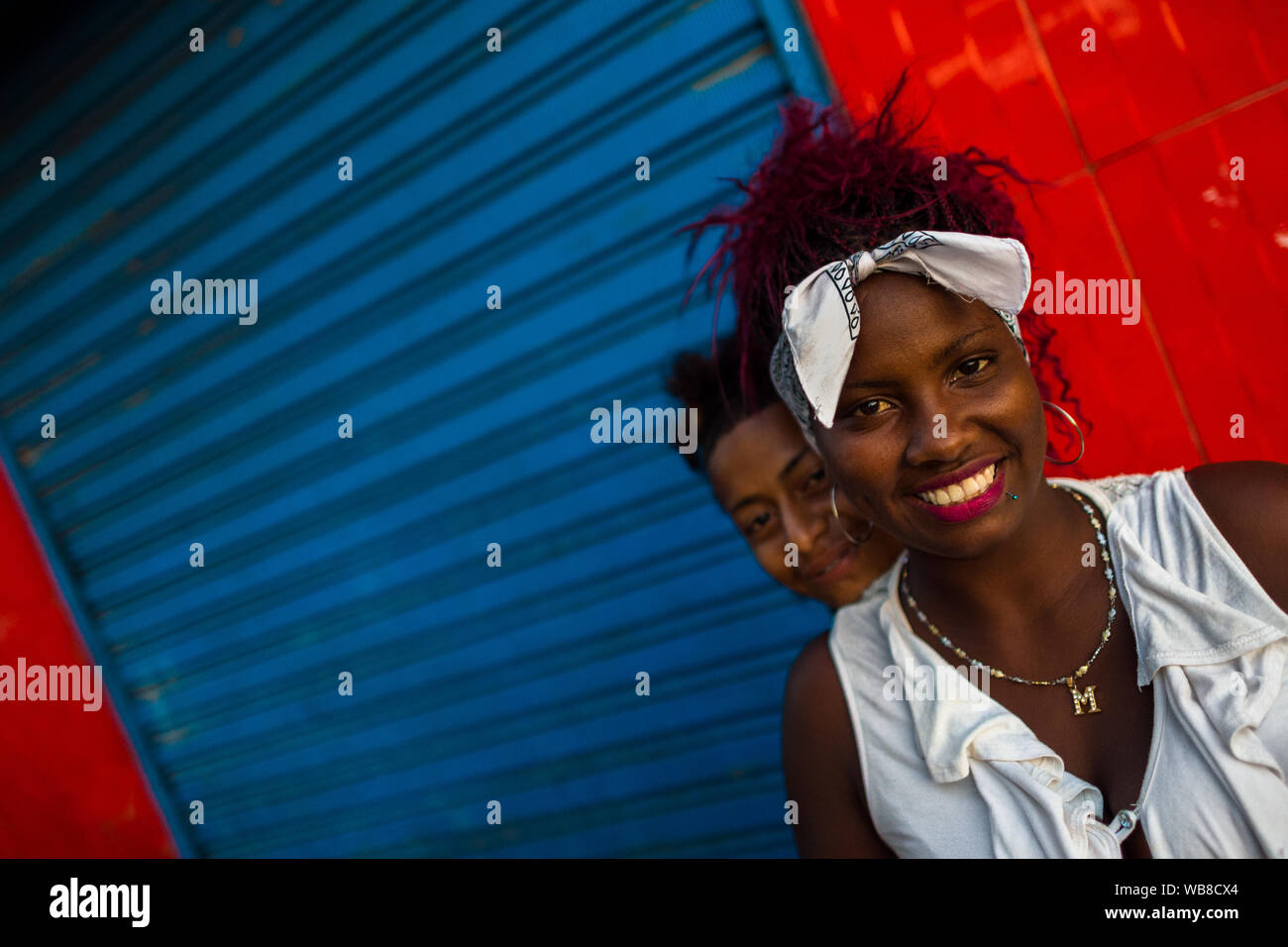 Afro markt anbieter posieren für ein Foto, das Ihre Beziehung, die im Markt der Bazurto in Cartagena, Kolumbien. Stockfoto