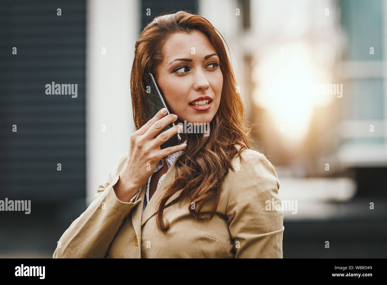 Schöne junge Frau mit einem Smartphone auf den Umzug vor. Stockfoto