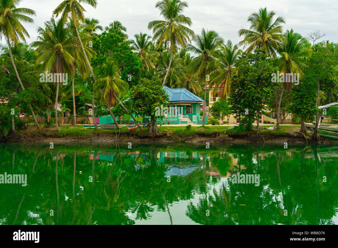 Ein Haus in der Nähe eines Flusses in Bohol Stockfoto