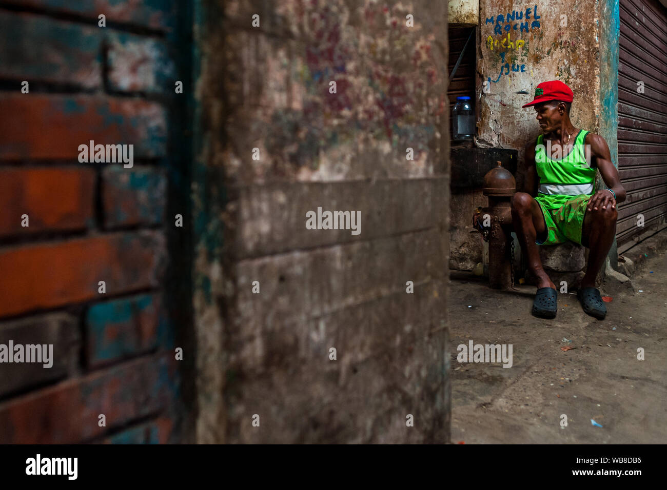 Eine afrokolumbianischen Träger wartet auf die Kunden im Markt der Bazurto in Cartagena, Kolumbien. Stockfoto