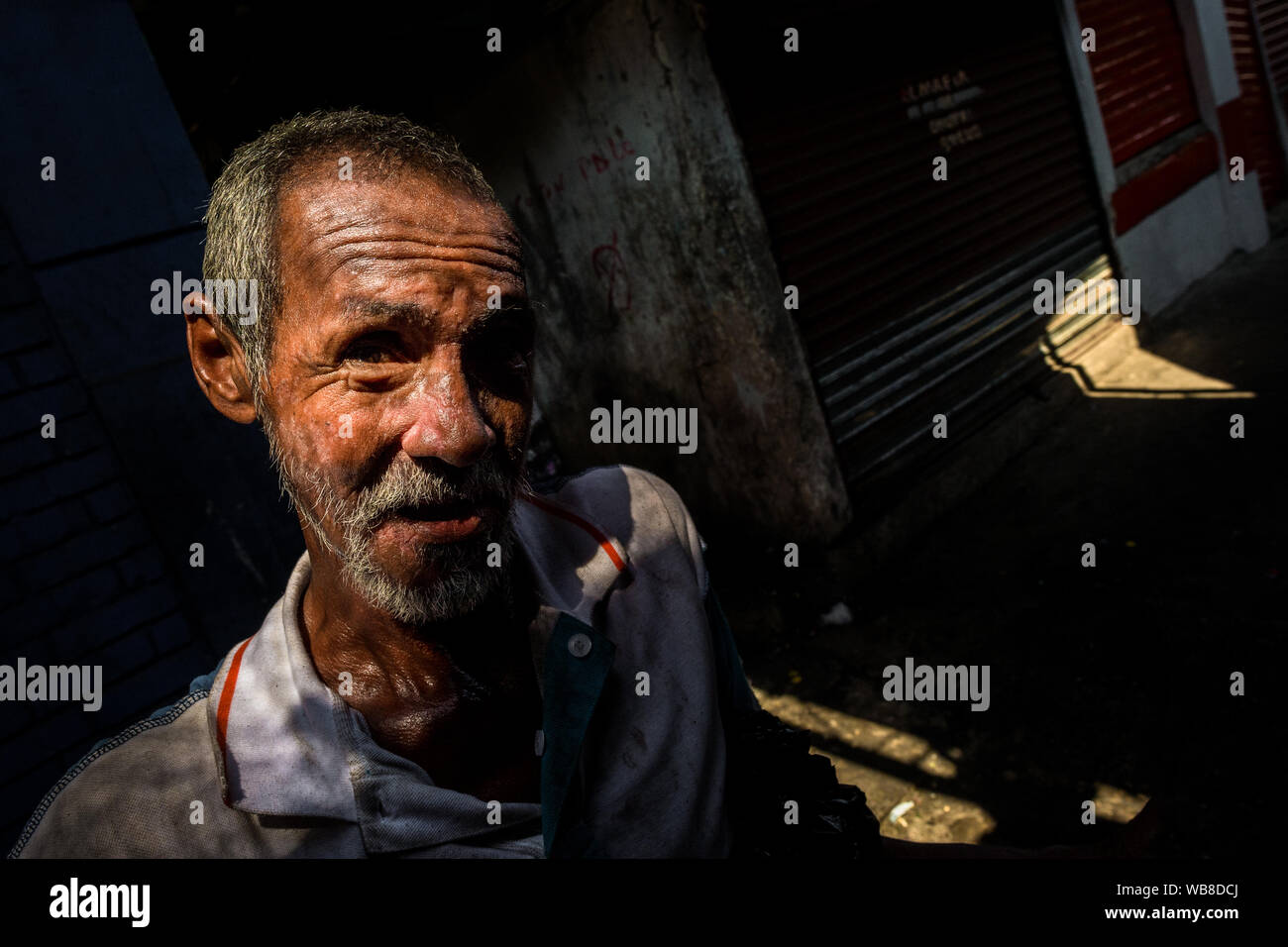 Ein Afro-Träger stellt für ein Bild auf dem Markt der Bazurto in Cartagena, Kolumbien. Stockfoto
