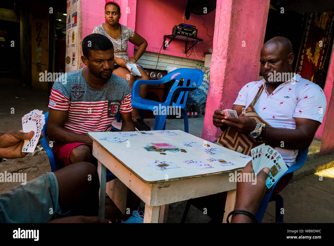 Afro markt anbieter Karten spielen am Ende des Tages auf dem Markt der Bazurto in Cartagena, Kolumbien. Stockfoto