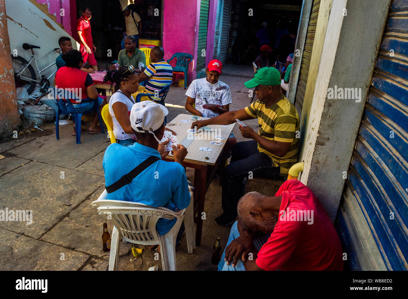 Afro markt anbieter Karten spielen am Ende des Tages auf dem Markt der Bazurto in Cartagena, Kolumbien. Stockfoto