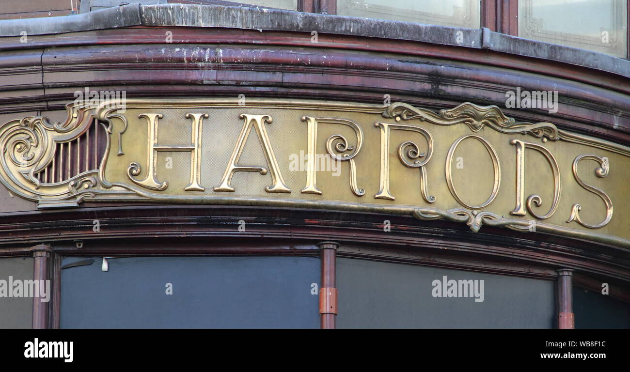 August 24, 2019, London, Vereinigtes Königreich: logo Harrods in Knightsbridge in London gesehen. (Bild: © Keith Mayhew/SOPA Bilder über ZUMA Draht) Stockfoto