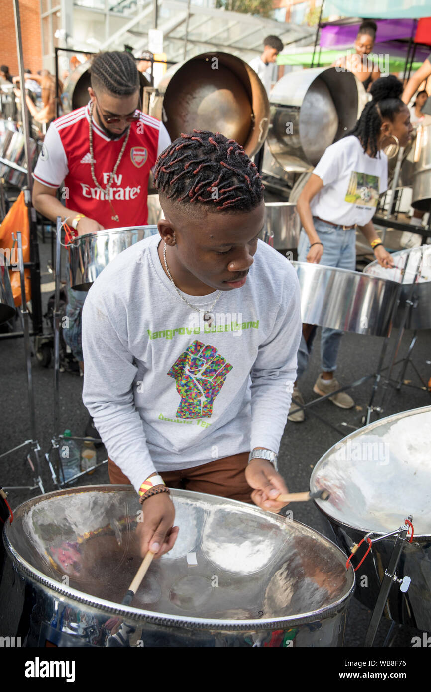 Ein junges Mitglied des Mangrove probt mit seiner Band vor Panorama, die Steel Pan band Wettbewerb in London, Großbritannien, statt. Stockfoto